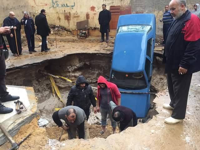 بالصور.. هبوط أرضي بمنطقة باكوس بالإسكندرية بعمق 2.5 متر