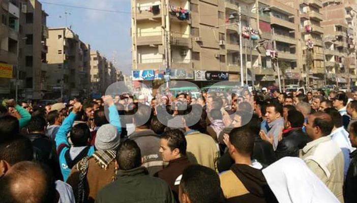 بالصور.. عمال غزل شبين الكوم يقطعون الطريق العام