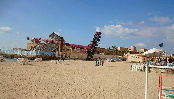 سقوط رافعة هيدروليكية على نادي السيارات بكورنيش سيدي بشر