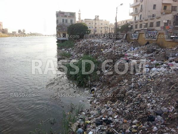 بالصور | أكوام القمامة تحاصر مدينة ديروط  وسط غياب المسئولين