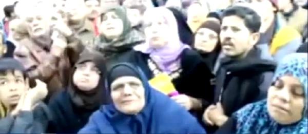 فيديو..تجمهر مواطنين فقراء أمام الجمعية الشرعية بعد تجميد أموالها