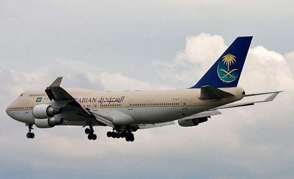 بالفيديو | حمام طائرة سعودية يطفح  بين الركاب