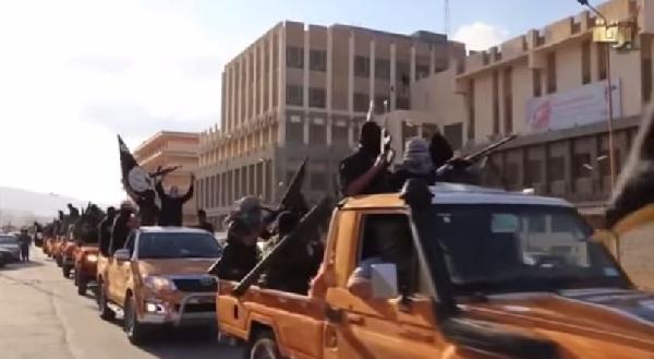 بالفيديو| استعراض عسكري ضخم لتنظيم الدولة في ليبيا