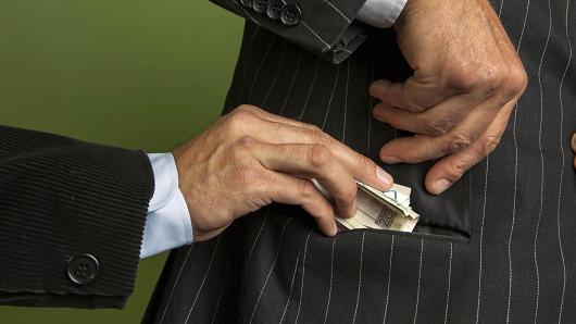 أخرهم موظف مجلس الدولة.. 6 حالات رشوة داخل المؤسسات الحكومية في 2016