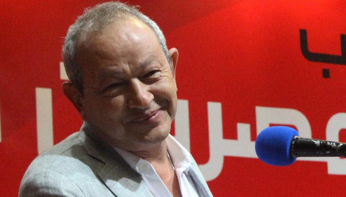 نجيب ساويرس يستفتي مستخدمي “تويتر” حول استضافة توفيق عكاشة