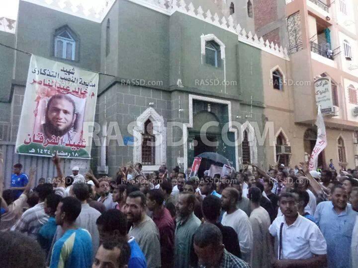 قوات الإنقلاب تمزق “بانر” لشهيد مجزرة المنصة بقنا