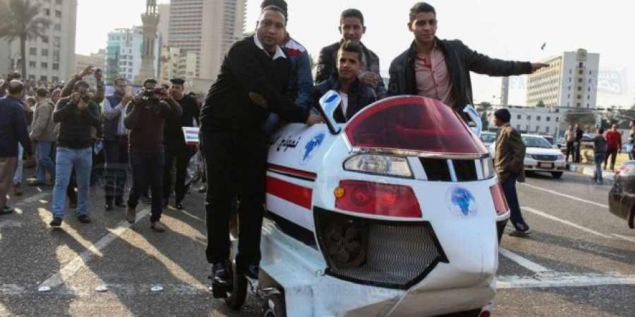 دخول سيارة “الوحش المصري” التحرير تثير سخرية المغردين