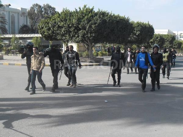 قوات الانقلاب تعتقل 23 طالبا فى محيط كلية تجارة الأزهر