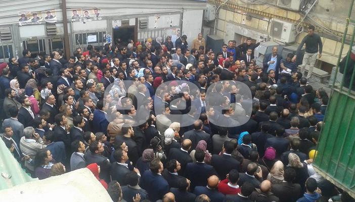 بالصور.. تكدس داخل نقابة المحامين لأداء حلف اليمين بسبب قرار من عاشور