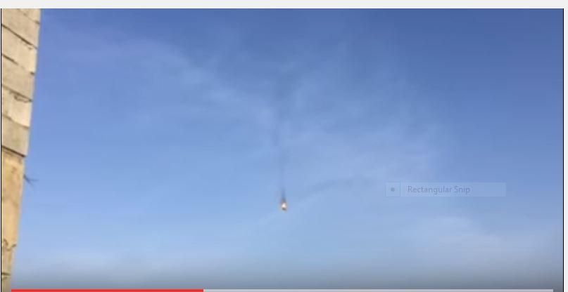 بالفيديو.. سقوط طائرة بحرينية فوق مدينة جازان السعودية ونجاة قائدها