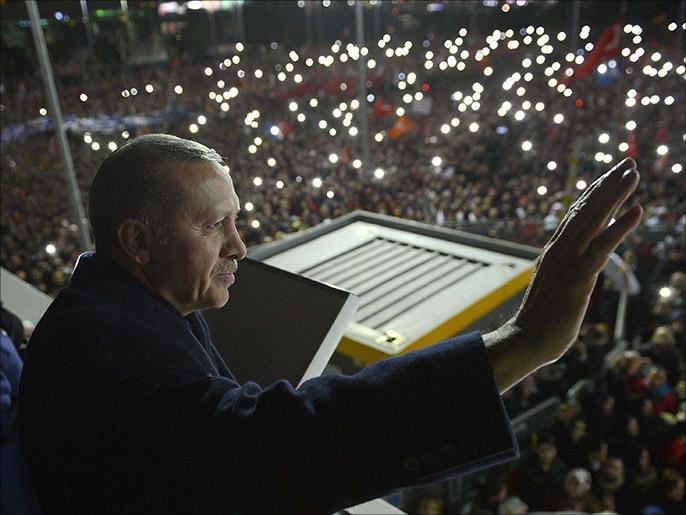 أردوغان يهاجم معارضيه ويتعهد بهزيمة الفساد