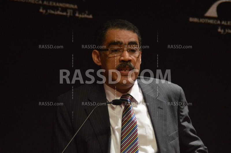 نقيب الصحفيين: “مفيش حاجه اسمها الثورة مستمرة”