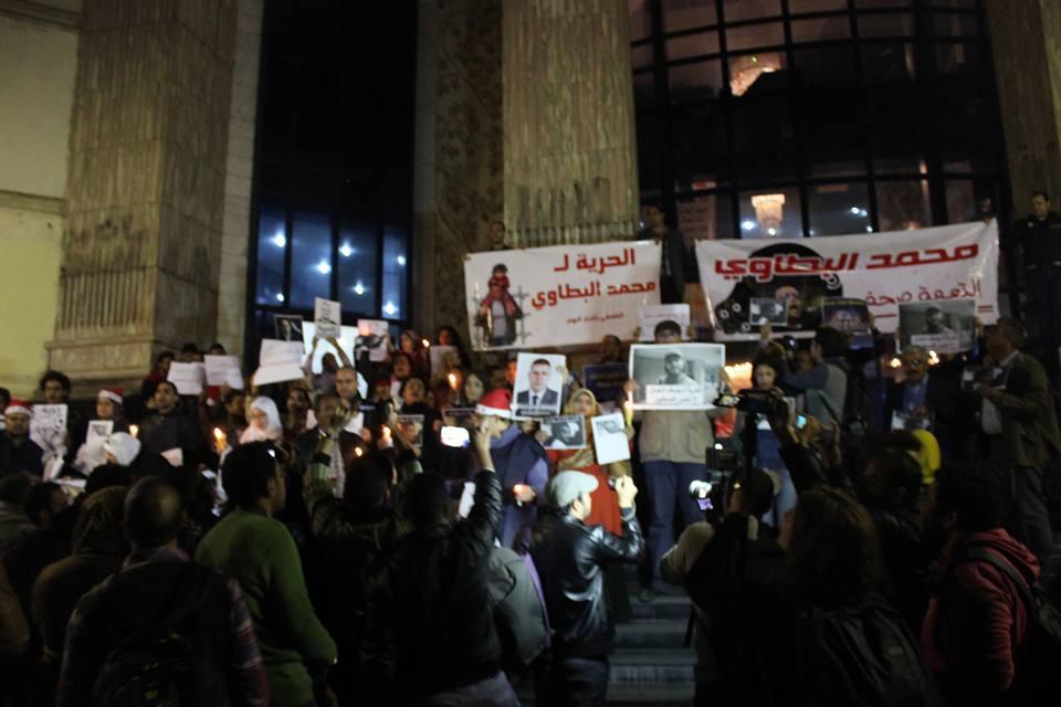 بالصور.. وقفة تضامنية للصحفيين المعتقلين على سلم النقابة