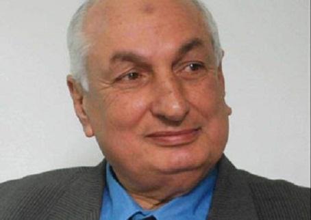 محافظ كفر الشيخ يهدى سكرتيره ” مسبحة ذهبية “