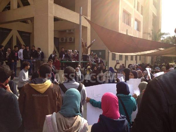 بالصور ..وقفة لـ”طلاب ضد العسكر” بجامعة مصر