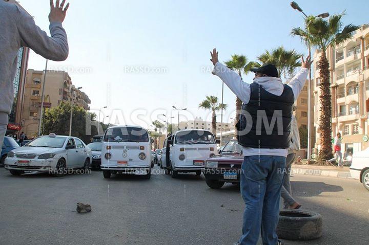 معارضو الانقلاب يقطعون شارع الهرم بوقفة أمام “كايرو مول”