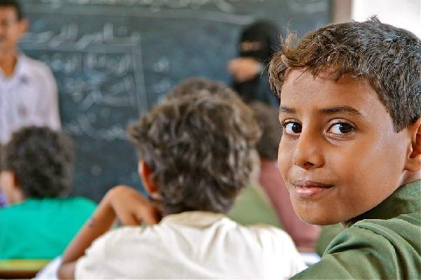 بالفيديو | طلاب سوهاج يتسلمون الكتب قبل الامتحان بيومين