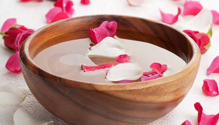 تعرفي علي فوائد ماء الورد للبشرة والجسم