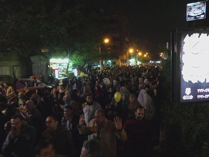 المتظاهرون يتصدون لقمع الأمن في المهندسين