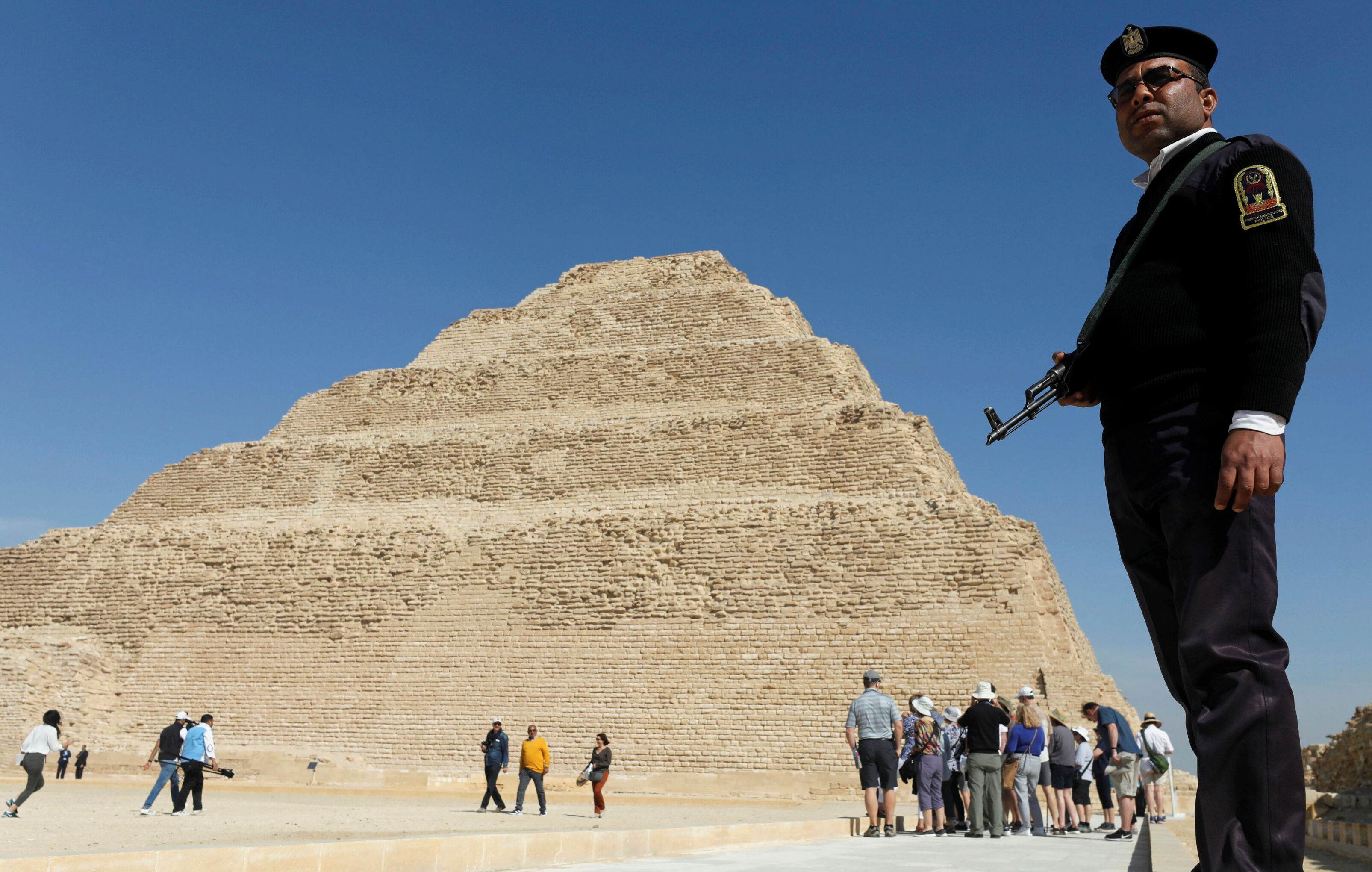 Страж египетской пирамиды. Пирамида Джосера в Египте. Памятники древнего Египта пирамида Джосера. Пирамида Джосера в Египте интересные факты. Человек на фоне египетских пирамид.
