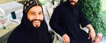 صورة تجمع الراهبان الذين حاولا الانتحار