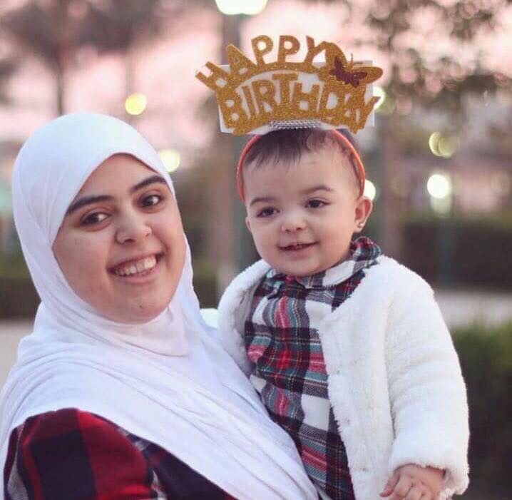 الطفلة عالية برفقة والدتها