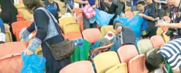 جماهير اليابان ينظفون المدرجات بعد نهاية المباريات