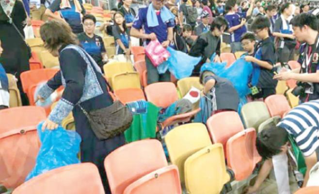 جماهير اليابان ينظفون المدرجات بعد نهاية المباريات