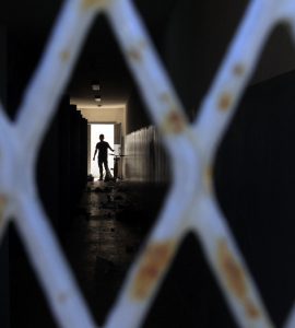 معتقل وسجن
